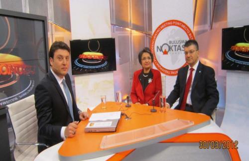 Ege Üniversitesi Rektörü Prof. Dr. Candeğer Yılmaz ile birlikte bir TV Programında (2012)